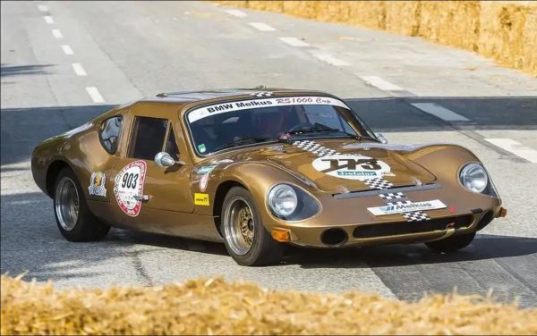 Заслугата за появата на този модел е на основателя на едноименната компания Хайнц Мелкус, който успява да изгради RS1000 по време на комунистическия режим в Източна Германия. Използвайки 3-цилиндровия 1,0-литров двутактов двигател от Wartburg, фирмата успява да произведе 101 броя RS1000, като междувременно създава едноместния автомобил Formula Junior, използвайки същата механична основа.
Melkus прекратява производството през 1986 г., но компанията е реформирана от сина на Хайнц, Петер, през 2006 г., за да предложи RS2000 в периода 2009-2012 г.
